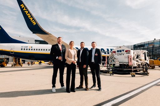 v.l.n.r.: Andreas Gruber (CEO Laudamotion), Nina
Marczell (OMV Senior Vice President Industrial Sales and Marketing),
Steven Fitzgerald (Head of Finance & Sustainability RYANAIR) und
Axel Römmer (OMV Head of Aviation).