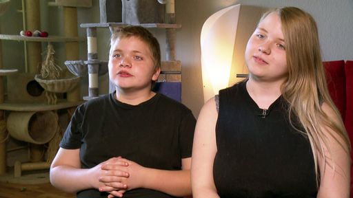 Anna-Lena, ihr Bruder Mark-André und ihre Mutter Katja leben in
der sozial schwachen Thermometersiedlung in Berlin. Obwohl die
Geschwister hochbegabt sind, fehlt ihnen die angemessene Förderung
aufgrund begrenzter finanzieller Mittel. / Die Verwendung dieses
Bildes für redaktionelle Zwecke ist unter Beachtung aller
mitgeteilten Nutzungsbedingungen zulässig und dann auch honorarfrei.
Veröffentlichung ausschließlich mit Bildrechte-Hinweis.