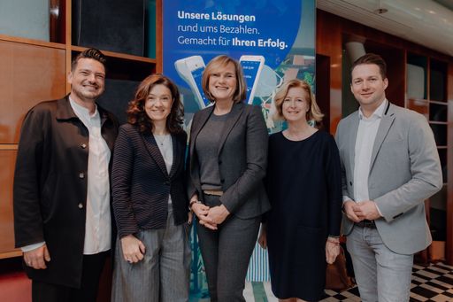  Im Bild (v.l.n.r.): Damir Leko (Nexi Austria GmbH),
Petia Niederländer (Oesterreichische Nationalbank), Carola Wahl
(Nexi DACH), Birgit Kraft-Kinz (KRAFTKINZ) und Rainer Will
(Handelsverband) bei der gemeinsamen Pressekonferenz am 19. Oktober.
© Nexi/LIEB.ICH Productions