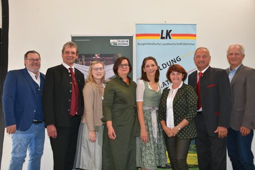 Vorschau Bild von v.l.n.r: Ing. Franz Perner (Wirtschaftskammer Bgld, Sparte
Tourismus und Freizeitwirtschaft), Johann Hörtnagl (Obmann Urlaub am
Bauernhof Österreich), Josefine Klose (Mitarbeiterin UaB
Burgenland), DI Dorothea Jagschitz (Obfrau UaB Burgenland und stv.
Obfrau UaB Österreich), Mag. Petra Denk (GF UaB Burgenland),
Dietlinde Koch (stv. Obfrau UaB Burgenland), Ing. Werner
Falb-Meixner (Vizepräsident der LK Bgld.), DI Martin Burjan
(Kammerdirektor LK Burgenland)