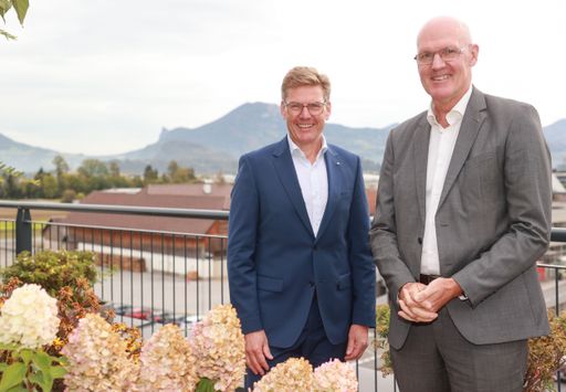 Vorschau Bild von Thomas Köck (dm Geschäftsführer) und Martin
Engelmann (Vorsitzender der Geschäftsführung) (v.l.n.r.)