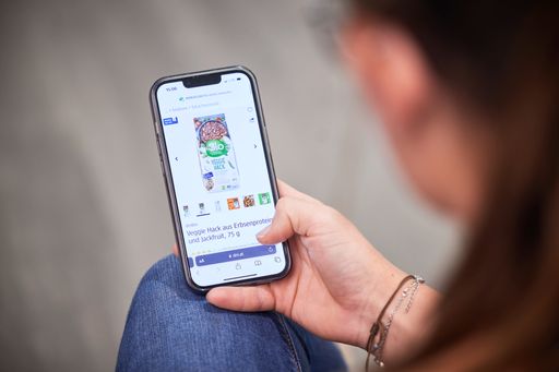 Vorschau Bild von Dabei verfolgt dm konsequent eine
Omni-Channel-Retailing-Strategie (OCR) – also eine enge
Verschränkung aller digitalen und stationären Einkaufswege,
Serviceleistungen und Kommunikationskanäle. Auf diese Weise dient
der Webshop auch als verlängertes Regal und liefert wertvolle Infos
auch für Kunden, die im Laden einkaufen.