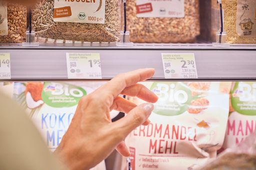 Vorschau Bild von Mehr als 2600 Produkte dürfen eine solche derzeit
tragen: Sie sind mit mindestens einem von 18 Nachhaltigkeitssiegeln
ausgestattet, die nach eingehender Prüfung als glaubwürdig
eingestuft wurden. Zur Prüfung herangezogen werden die
Gütesiegel-Checks von GOBAL 2000 sowie der Label-Kompass auf
bewusstkaufen.at (eine Initiative des Bundesministeriums für
Klimaschutz).