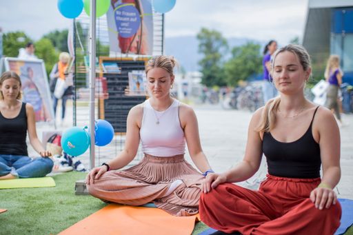 Vorschau Bild von Als Händler mit ganz überwiegend weiblicher
Kundschaft und einem Frauenanteil von 94 Prozent der Mitarbeiter
stellte dm im heurigen Jahr eine mehrmonatige Awarenesskampagne zur
Frauengesundheit in den Mittelpunkt seiner Kommunikation. Der Bogen
der Kampagne spannte sich von Aspekten der körperlichen Gesundheit
über die geistige Fitness bis hin zu seelischen Bedürfnissen und das
sowohl in Mitarbeiterveranstaltungen als auch öffentlichen
Diskussionsforen und einem verstärkten Beratungsangebot in den
Filialen. Höhepunkt war eine Roadshow quer durch alle Bundesländer.
Hier konnten sich die Kunden unter anderem bei einer kurzen Yoga
Einheit entspannen und am Frauengesundheitsbus von dm Expertinnen
beraten lassen.
