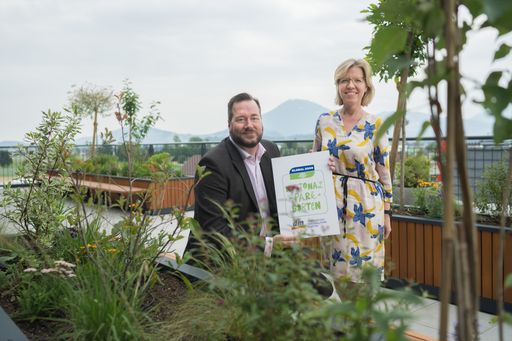 Vorschau Bild von Dank intensiver Aufklärungsarbeit auch in Richtung
engagierter Kunden konnte das Netzwerk an „Nationalpark
Garten“-Flächen seither um knapp 1,4 Millionen m² wachsen. Auch im
dm dialogicum, der neuen Zentrale in Salzburg-Wals, wurden
Freiflächen naturnah gestaltet. Ein direktes Bild vor Ort machte
sich auch Klimaschutzministerin Leonore Gewessler, die dem dm
dialogicum kürzlich einen Besuch abstattete. Im Bild v.l.n.r.: dm
Geschäftsführer Harald Bauer und Klimaschutzministerin Leonore
Gewessler.