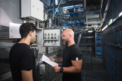 Vorschau Bild von Um diesem Anspruch auch künftig gerecht zu werden,
investiert das Unternehmen in Zukunftstechnologien für Effizient und
Serviceleistungen. Beispielsweise werden die Möglichkeiten der KI
bereits dafür genutzt, Sprachbarrieren in der Arbeitsgemeinschaft zu
überbrücken, in den ersten Filialen sind testweise Roboter zur
Unterstützung von Inventurtätigkeiten im Einsatz. Neue Technologien
ermöglichen es zudem, das Produktdesign zu verändern: So investiert
dm in neue Kassenscanner, die unsichtbare Barcodes lesen können.