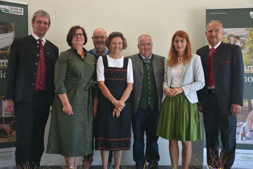 Vorschau Bild von Sie freuen sich über eine gelungene
Jahreshauptversammlung von Urlaub am Bauernhof Österreich: v.l.n.r:
Johann Hörtnagl (Obmann Urlaub am Bauernhof Österreich), Dorothea
Jagschitz (Obfrau Urlaub am Bauernhof Burgenland), die drei Geehrten
Klaus Loukota, Evy Halder und Hans Schwaiger und die Ehrengäste
LAbg. Carina Laschober-Luif und Werner Falb-Meixner (Vizepräsident
Landwirtschaftskammer Burgenland)