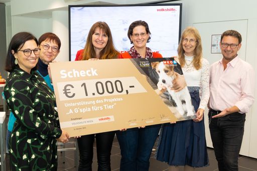 Sonja Parzmayr, Fachgruppengeschäftsführerin der persönlichen
Dienstleister in der Wirtschaftskammer Wien (ganz li.) präsentierte
zusammen mit der Berufsgruppensprecherin der Wiener Tierbetreuer
Elisabeth Mannsberger (2. von re.) und Charly Lechner,
Fachgruppenobmann der persönlichen Dienstleister in der
Wirtschaftskammer Wien (ganz re.) die neue Kooperation mit der
Volkshilfe.