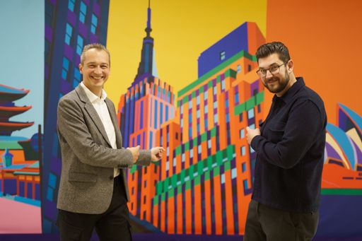 Vorschau Bild von Künstler Lewis Blake mit Martin Wittigayer (Manager Center West).