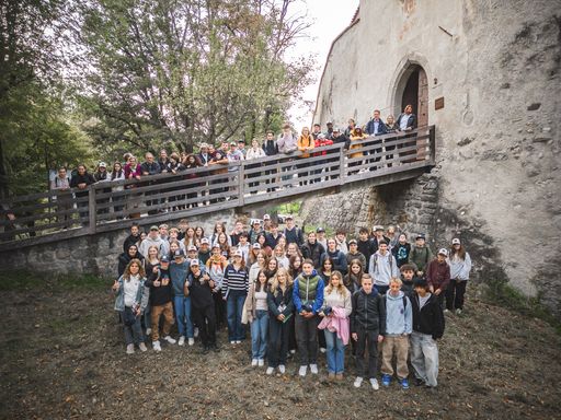  Gemeinsam mit 100 Schülerinnen und Schülern verbrachte Reinhold
Messner einen Nachmittag in seinem Museum auf Schloss Bruneck. / Die
Verwendung dieses Bildes für redaktionelle Zwecke ist unter
Beachtung aller mitgeteilten Nutzungsbedingungen zulässig und dann
auch honorarfrei. Veröffentlichung ausschließlich mit
Bildrechte-Hinweis.