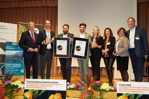 Landeshauptmann Peter Kaiser, Arno Trinkl und
Wolfgang Rauter von Trastic, Sandro Piroutz und Michelle Motschnig
von woody, KWF-Vorständin Sandra Venus, Kärntner Sparkasse
Vorstandsdirektorin Gabriele Semmelrock-Werzer und Wage zu
denken-Organisator Horst Peter Groß.
