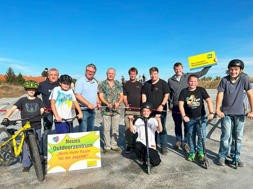  Große Freude bei der Eröffnung (v.l.n.r.):
Vize-Bgmst Niki Brenner, Bürgermeister Robert Weber, Abg.z.N. Hans
Stefan Hintner (in Vertretung von NÖ Landeshauptfrau Mikl-Leitner),
Alexander Mehler (M-Ramps), Jugendgemeinderat Paul Gangoly und
Clemens Schnabel (NÖ Dorf- und Stadterneuerung) mit den ersten
Testern der Anlage.