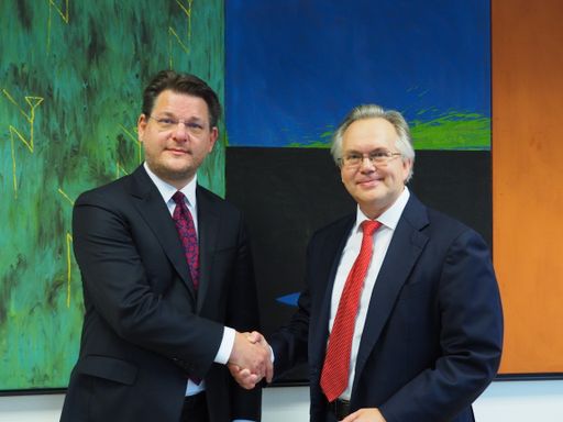  Univ.-Prof. Dr. Oliver Vitouch (links), Rektor der Universität
Klagenfurt, und Dr. Christian Kubitschek (rechts), CEO der Anadi
Bank