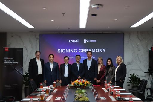  Von links nach rechts: Gerald Mueller, Sales Director DACH of
LONGi Europe (DG); Clifford Chen, President of DG Marketing and
Sales Center, LONGi; Charles Jiang, VP of DG Business Group, LONGi;
Nick Wang, VP of LONGi Europe (DG); Dr. Oliver Klein, CEO of PVI
GmbH; Magdalena Malina-Schwarzpaul, Marketing Manager of PVI GmbH;
Xiaoyu Bai, Sales Manager Germany of LONGi Europe (DG); Gwen
Brauckhoff, Operation Director of PVI GmbH / Die Verwendung dieses
Bildes für redaktionelle Zwecke ist unter Beachtung aller
mitgeteilten Nutzungsbedingungen zulässig und dann auch honorarfrei.
Veröffentlichung ausschließlich mit Bildrechte-Hinweis.