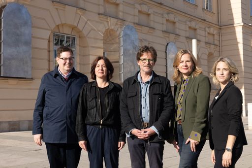  v.l.n.r.: Simon Mraz, Kurator MuseumsQuartier Wien; Sonia Leimer,
Künstlerin; Tillman Kaiser, Künstler; Bettina Leidl, Direktorin
MuseumsQuartier Wien; Verena Kaspar-Eisert, Chefkuratorin
MuseumsQuartier Wien; Kunstwerk: Platzhalter, 2023 © Sonia Leimer,
Bildrecht Wien
