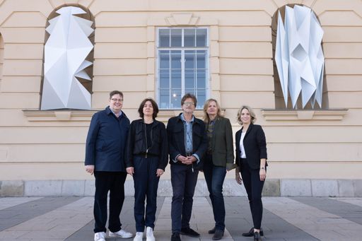 Vorschau Bild von v.l.n.r.: Simon Mraz, Kurator MuseumsQuartier Wien; Sonia Leimer,
Künstlerin; Tillman Kaiser, Künstler; Bettina Leidl, Direktorin
MuseumsQuartier Wien; Verena Kaspar-Eisert, Chefkuratorin
MuseumsQuartier Wien; Kunstwerk: Invite the Light, 2023 © Tillman
Kaiser