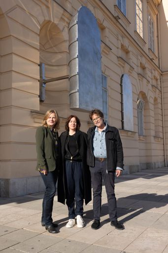 Vorschau Bild von v.l.n.r.: Bettina Leidl, Direktorin MuseumsQuartier Wien; Sonia
Leimer, Künstlerin; Tillman Kaiser, Künstler; Kunstwerk:
Platzhalter, 2023 © Sonia Leimer, Bildrecht Wien