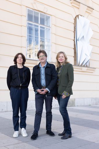 Vorschau Bild von v.l.n.r.: Sonia Leimer, Künstlerin; Tillman Kaiser, Künstler;
Bettina Leidl, Direktorin MuseumsQuartier Wien; Kunstwerk: Invite
the Light, 2023 © Tillman Kaiser