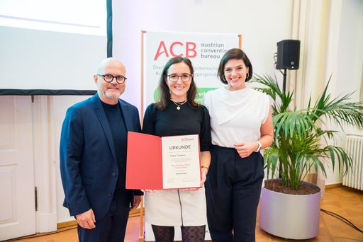  Nieke Dieteren, BMTA Gewinnerin 2023 in der
Kategorie Masterarbeit, mit ACB Präsident Gerhard Stübe und ACB
Geschäftsführerin Michaela Schedlbauer-Zippusch