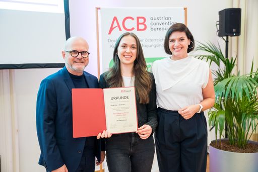 Vorschau Bild von Andrea Greimel, BMTA Gewinnerin 2023 in der
Kategorie Bachelorarbeit, mit ACB Präsident Gerhard Stübe und ACB
Geschäftsführerin Michaela Schedlbauer-Zippusch