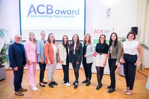 Vorschau Bild von ACB Präsident Gerhard Stübe und ACB
Geschäftsführerin Michaela Schedlbauer-Zippusch mit den nominierten
Studierenden beim ACB Award zur Best Meeting Thesis Austria