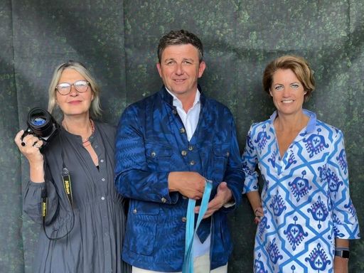 Vorschau Bild von Publikumsliebling Hans Sigl lockert für Krebshilfe
seine Krawatte beim Shooting mit Sabine Hauswirth