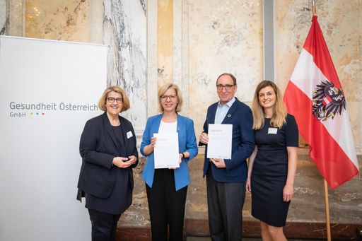 Auf dem Foto sind die Leiterin des
Kompetenzzentrums Klima und Gesundheit und Autorin der Strategie Dr.
Ruperta Lichtenecker, Klimaschutzministerin Leonore Gewessler,
Gesundheitsminister Johannes Rauch und Autorin der Strategie, Karin
Schanes zu sehen