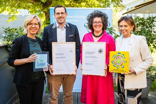 Verleihung durch Klimaschutzministerin Leonore
Gewessler und Tourismus-Staatssekretärin Susanne Kraus-Winkler des
österreichische Umweltzeichens an Stefanie Aniwanter