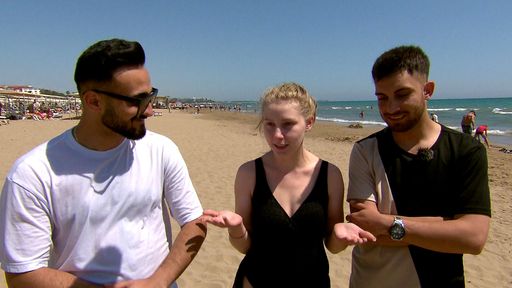 Bei einem Strandnachmittag in Evrenseki macht Silvia einen
aufregenden Vorschlag, der Ali und Servet nicht so ganz geheuer
ist... / Die Verwendung dieses Bildes für redaktionelle Zwecke ist
unter Beachtung aller mitgeteilten Nutzungsbedingungen zulässig und
dann auch honorarfrei. Veröffentlichung ausschließlich mit
Bildrechte-Hinweis.