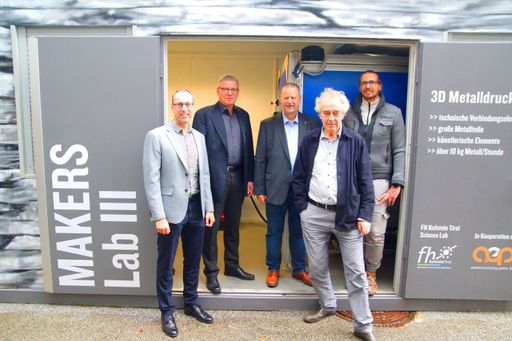 Bei der Eröffnung des Metall-3D-Druckers waren neben dem
Projektverantwortlichen Prof. (FH) Dr.-Ing. Christian Schmid
(3.v.l.) und FH-Rektor Prof. (FH) Mario Döller (links) auch
Vertreter der Partnerunternehmen Dipl.-Ing. Jörg Vollmann Schipper,
Geschäftsführer der AEP3D (2.v.l.), Michael Freisinger,
Metallbaumeister und Inhaber von Metallbau Freisinger (rechts) sowie
Prof. Mischa Schaub (vorne), Virtual Valley, anwesend.