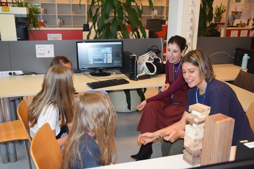 Vorschau Bild von Özlem Turan und Vanessa Hradecky als "Lbende
Bücher": Sie "tischlern" im Co-Making Spae "Werksalon"