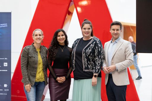 Elisabeth Dal-Bianco, PRVA-Vorstandsmitglied und Communication
Operations Manager bei IKEA Österreich, Manisha Joshi, Business
Director & Head of Diversity, Equity and Inclusion bei Ketchum
Austria, Ingrid Gogl, PRVA-Präsidentin und Director Marketing &
Communications bei TGW Logistics Group, Stephan Ifkovits, Head of
Communications und DEI Beauftragter bei OBSERVER Brand Intelligence