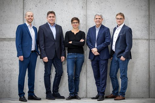  Frank Dumeier (2. von links), langjähriger CEO und
Vorstand der WEB Windenergie AG (W.E.B), stellt sein Mandat mit Ende
April im Einvernehmen mit dem Aufsichtsrat zur Verfügung. Zum
Unternehmensjubiläum 2024 übernimmt ein neues Vorstandsteam:
Stefanie Markut (Mitte), Florian Müller (links) und Roman Prager
(rechts); Michael Trcka (2. von rechts) bleibt als Finanzvorstand an
Bord.