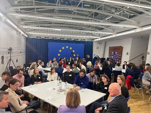 Vorschau Bild von Reger Austausch herrschte bei den Diskussionsrunden
zu den Themen Klimaschutz, Digitalisierung, Demokratie und
Lebenslanges Lernen.