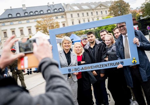 Verteidigungsministerin Klaudia Tanner und
Bildungsminister Martin Polaschek mit Schülerinnen und Schülern am
"Tag der Schulen" am 25. Oktober 2023 in Wien.