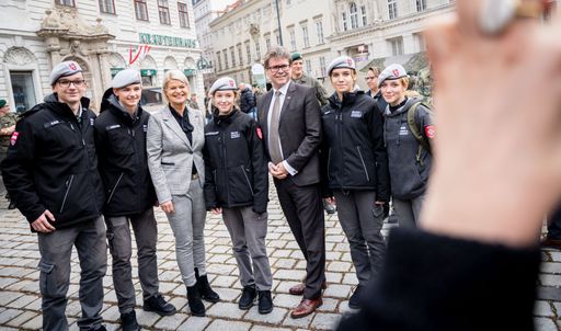 Vorschau Bild von Verteidigungsministerin Klaudia Tanner und
Bildungsminister Martin Polaschek mit Schülerinnen und Schülern der
"Sicherheitsschule" des Bundesheeres ("BHAK für Führung und
Sicherheit" in Wiener Neustadt) am "Tag der Schulen" am 25. Oktober
2023 in Wien.