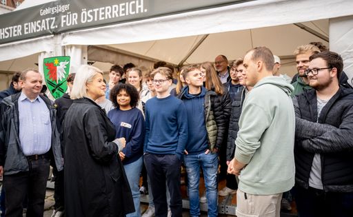 Vorschau Bild von Verteidigungsministerin Klaudia Tanner im Gespräch
mit Schülerinnen und Schülern am "Tag der Schulen" am 25. Oktober
2023 in Wien.