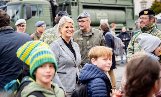 Vorschau Bild von Verteidigungsministerin Klaudia Tanner mit
Schülerinnen und Schülern am "Tag der Schulen" am 25. Oktober 2023
in Wien.