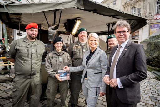 Vorschau Bild von Verteidigungsministerin Klaudia Tanner und
Bildungsminister Martin Polaschek mit einer Soldatin und mit
Soldaten am "Tag der Schulen" am 25. Oktober 2023 in Wien.