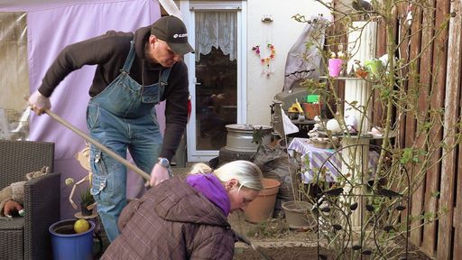  Katrin und Elvis verschönern ihren kleinen Garten / Die
Verwendung dieses Bildes für redaktionelle Zwecke ist unter
Beachtung aller mitgeteilten Nutzungsbedingungen zulässig und dann
auch honorarfrei. Veröffentlichung ausschließlich mit
Bildrechte-Hinweis.