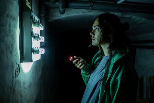  Nilam Farooq ("Maria") in Thomas Siebens Horrorthriller
HOME SWEET HOME - WO DAS BÖSE WOHNT, produziert von Constantin Film
(Constanze Guttmann und Fiederich Oetker) und VIAFILM (Benedikt
Böllhoff und Max Frauenknecht) / Die Verwendung dieses Bildes für
redaktionelle Zwecke ist unter Beachtung aller mitgeteilten
Nutzungsbedingungen zulässig und dann auch honorarfrei.
Veröffentlichung ausschließlich mit Bildrechte-Hinweis.
