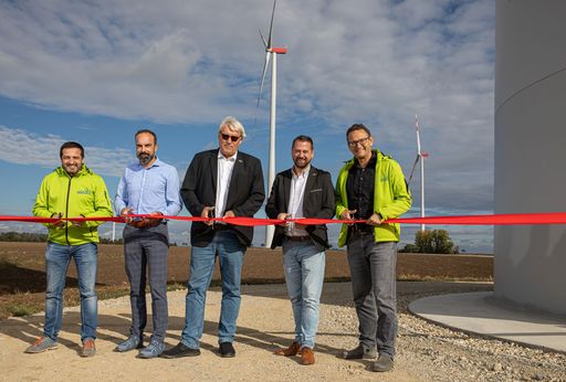 V.l.n.r: Harald Müllner (Projektleiter), Markus
Winter (CTO Windkraft Simonsfeld), Herbert Bauch (Bgm. Dürnkrut),
Stefan Istvanek (Vize-Bgm. Dürnkrut), Alexander Hochauer (CFO
Windkraft Simonsfeld)