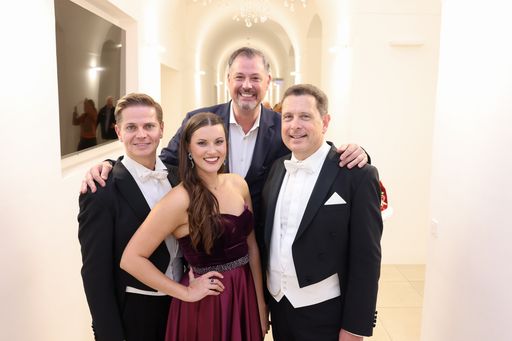 Vorschau Bild von vlnr. Michael Havlicek, Bariton Paula Jeckstadt,
Sopran Peter Hosek, Orchester-Gründer Guido Mancusi, Chefdirigent
des Schloss Schönbrunn Orchesters