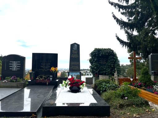 Vorschau Bild von Anlässlich des 100. Jahrestages der Gründung der modernen
säkularen Republik Türkei am 29. Oktober 1923 wird auf dem Wiener
Friedhof Ober St. Weit das von der Türkischen Kulturgemeinde in
Österreich (TKG) gestiftete neue Denkmal des Bildhauers Heinrich
Krippel, auch bekannt als Atatürk-Bildhauer, eingeweiht.