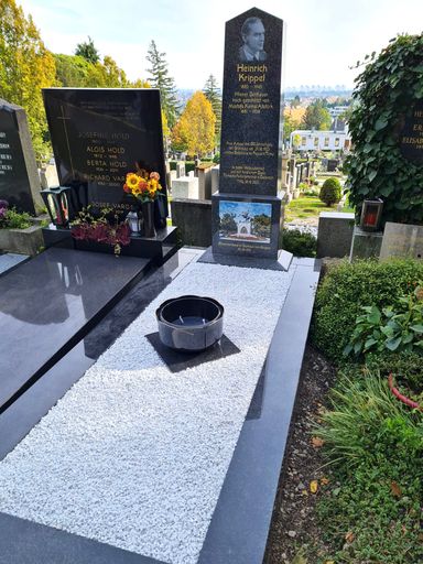 Vorschau Bild von Anlässlich des 100. Jahrestages der Gründung der modernen
säkularen Republik Türkei am 29. Oktober 1923 wird auf dem Wiener
Friedhof Ober St. Weit das von der Türkischen Kulturgemeinde in
Österreich (TKG) gestiftete neue Denkmal des Bildhauers Heinrich
Krippel, auch bekannt als Atatürk-Bildhauer, eingeweiht.