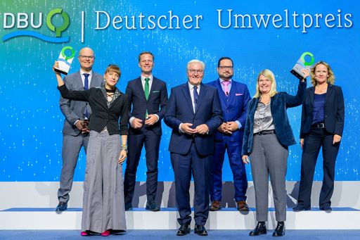 Große Bühne: In einem feierlichen Festakt hat die Deutsche
Bundesstiftung Umwelt (DBU) mit Sitz in Osnabrück heute (Sonntag)
den diesjährigen Deutschen Umweltpreis in Höhe von gesamt 500.000
Euro in Lübeck vergeben. Überreicht wurden die Preise von
Bundespräsident Frank-Walter Steinmeier. Das Foto zeigt (von links):
Schleswig-Holsteins Umweltminister Tobias Goldschmidt,
Klimaforscherin Prof. Dr Friederike Otto,
DBU-Kuratoriumsvorsitzender Kai Niebert, den Bundespräsidenten,
DBU-Generalsekretär Alexander Bonde, Holzbau-Unternehmerin Dagmar
Fritz-Kramer und Bundesumweltministerin Steffi Lemke. / Die
Verwendung dieses Bildes für redaktionelle Zwecke ist unter
Beachtung aller mitgeteilten Nutzungsbedingungen zulässig und dann
auch honorarfrei. Veröffentlichung ausschließlich mit
Bildrechte-Hinweis.