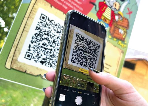 Urlaubsgäste sammeln virtuelle Stempel, die durch
das Scannen von QR-Codes auf ihren Smartphones aktiviert werden.