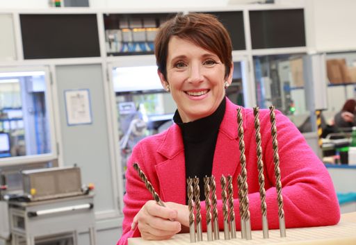 Vorschau Bild von Ing. Mag. (FH) Claudia Zoff, Geschäftsführerin bei
Österreichs führendem Bohrer- und Fräserhersteller ALPEN-MAYKESTAG,
mit dem neuen Alpen-Bohrer TIMBER TWIST, der mit einer Akkuladung
die doppelte Anzahl an Löcher bohrt.