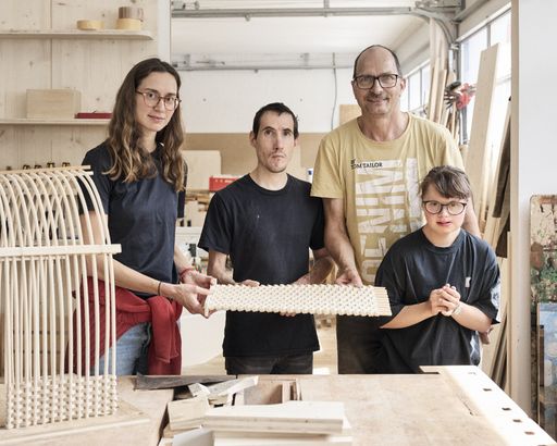  (v.l.): Nicoleta Auersperg (Künstlerin) arbeitete
gemeinsam mit Simon Ladner (Lebenshilfe-Künstler), Christian Wechner
(Tischler in der Lebenshilfewerkstatt „HolzArt“) und Cheyenne
Mangott (Lebenshilfe-Künstlerin) am geflochtenen Grundgerüst des
Seraphiner Kunfstwerks „Transitus“.
