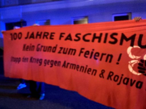 Vorschau Bild von Aktivist:innen demonstrieren vor der türkischen
Botschaft